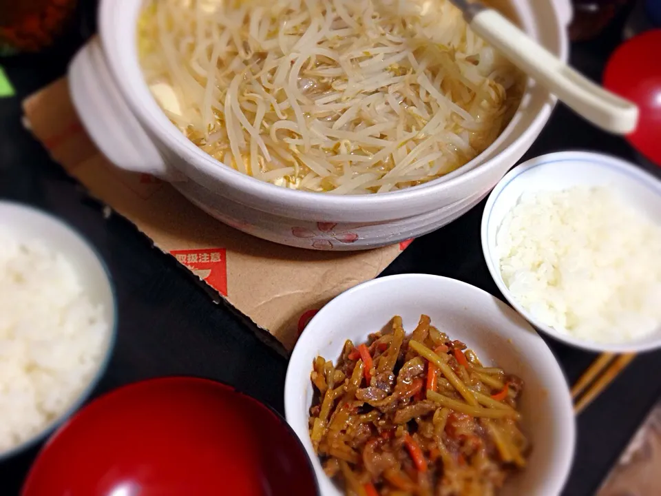 今日の晩ご飯は、野菜たっぷり鶏しおだしの鍋、牛肉とごぼうのきんぴら炒め。|ゆえさん