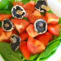 Salad lunch: Spinach,tomatoes and mushrooms|monaさん