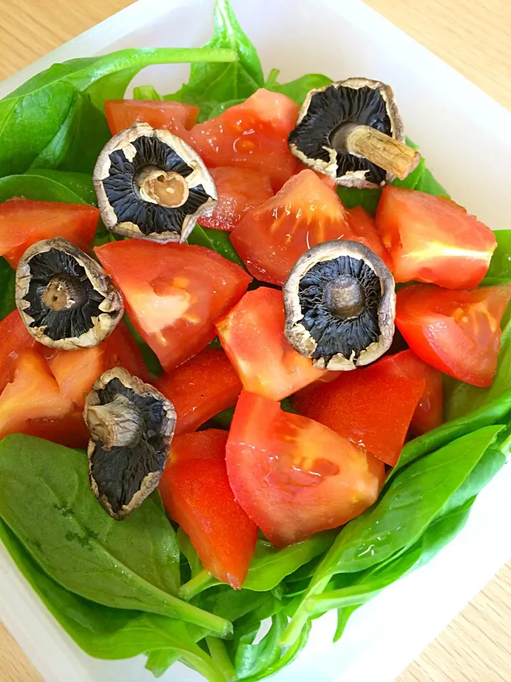 Salad lunch: Spinach,tomatoes and mushrooms|monaさん