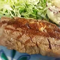 Snapdishの料理写真:美しいピンク色をした牛フィレ肉！(断面の写真を撮る前に食べてしまいました…)|Ayumiさん