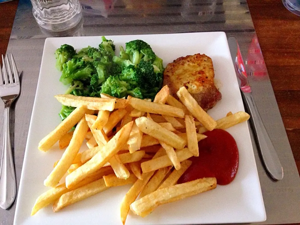 Fries, brocoli, steak|Richard Koolenさん