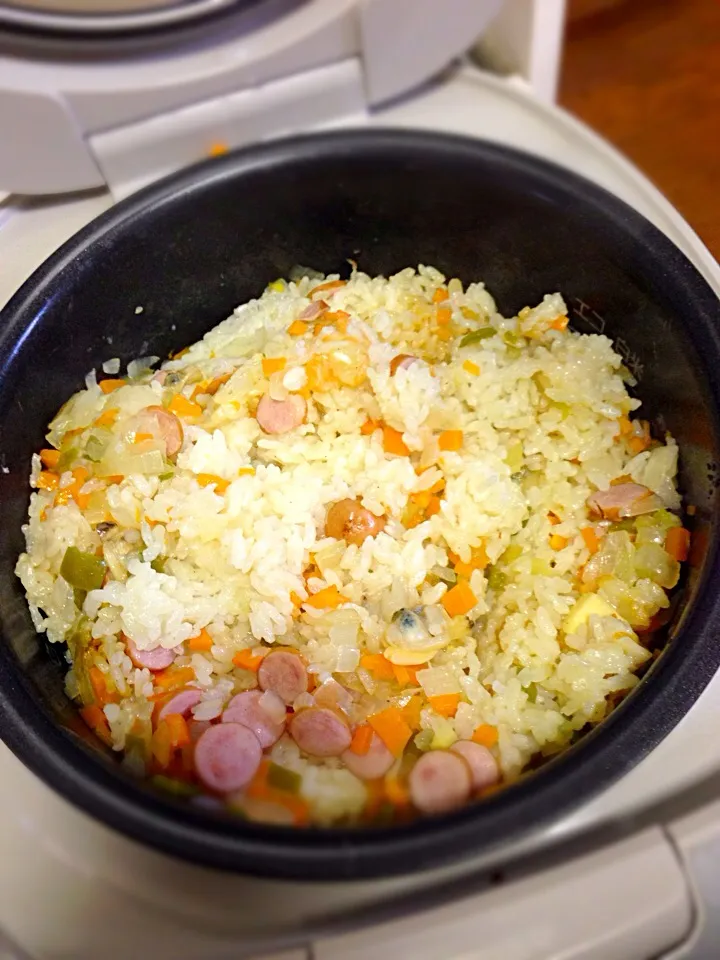 Snapdishの料理写真:炊飯器で簡単シーフードピラフ🍴|kashisuさん