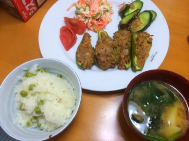 豆ご飯、ピーマン肉包み、味噌汁、ニンジンサラダ|お父ちゃんファミリーさん