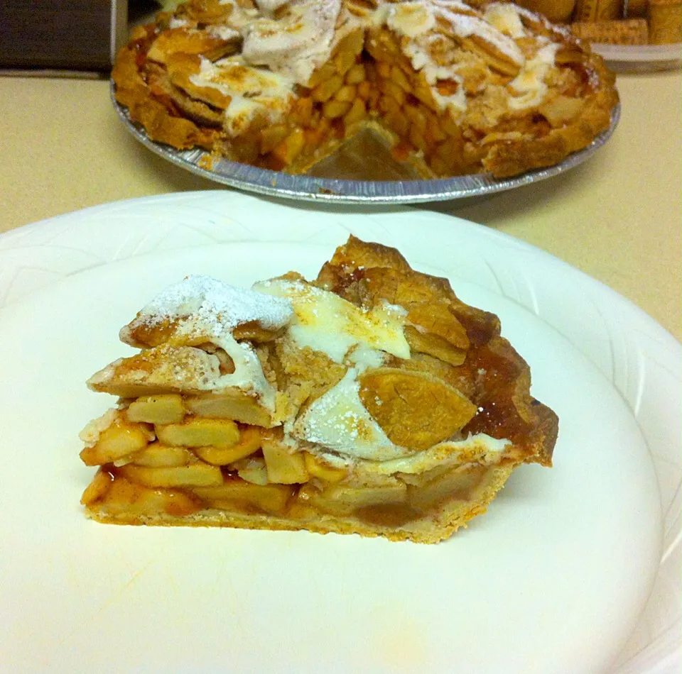 Snapdishの料理写真:Apple Crumb Pie with Marshmallow Cream topping|Woo J. Parkさん