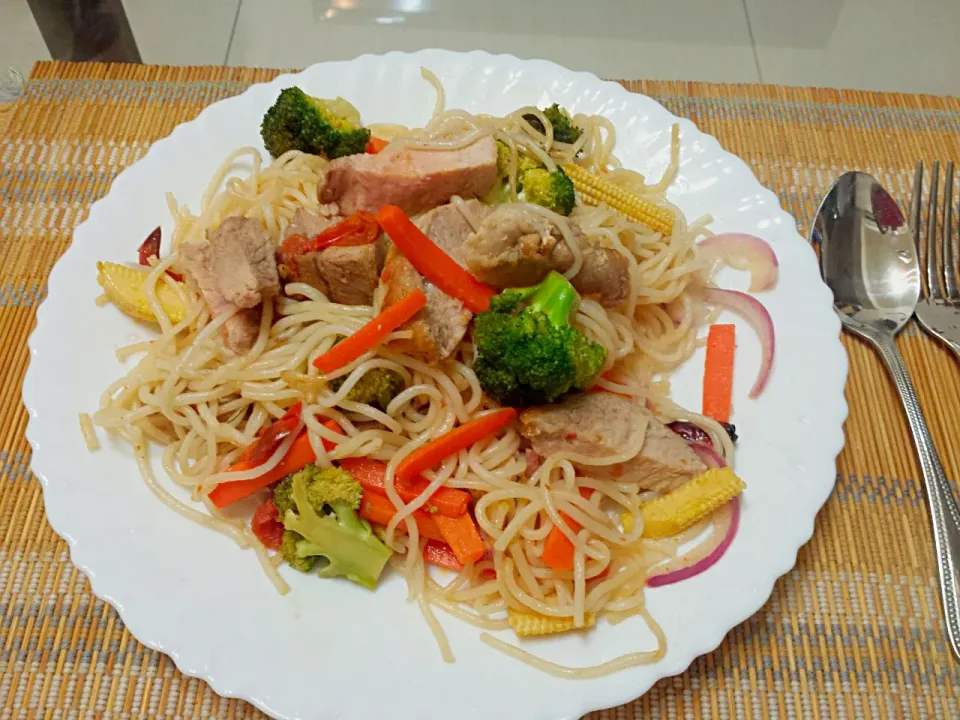 Pork belly, garlic, broccoli, baby corn, chilli and tomatoes with vermicelli noodles in pomodoro sauce|Yummy Mummyさん