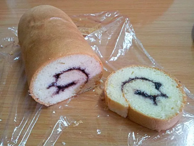 Snapdishの料理写真:Blueberry Swiss Roll|Teng Atlsさん