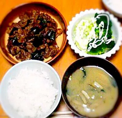 夕飯。豚肉とピーマン味噌炒め。キャベツとブロッコリーサラダ。根菜＋わかめの味噌汁。|ｅｒｉさん