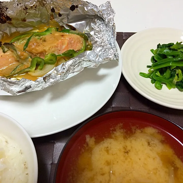 Snapdishの料理写真:鮭の味噌ホイル焼きとほうれん草のおひたし|Koichi GOGOさん