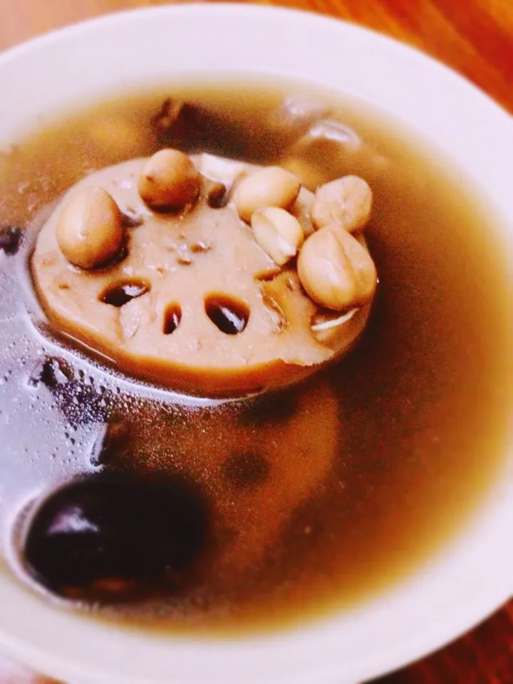 Snapdishの料理写真:Chinese Lotus-Root Soup|samantha wさん