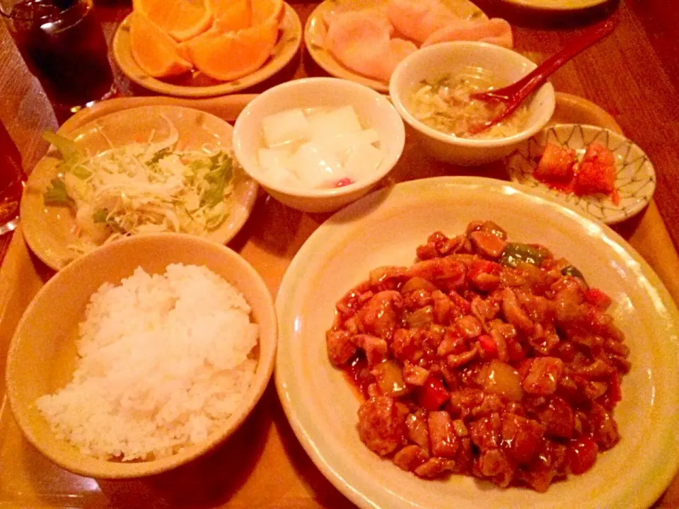 Snapdishの料理写真:餃子市の、鶏肉の中国みそ炒め定食580円。
ライス、ドリンク、デザートが食べ放題です。
ご飯をお代わりして、アイスコーヒーを3杯飲んで、杏仁豆腐をお代わりすると、食い過ぎ感が凄くて後悔していまいますので注意しましょうね…
(。´Д⊂)|東京ライオンズさん