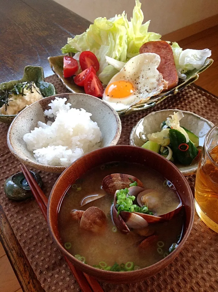 Snapdishの料理写真:朝食  アサリの味噌汁  目玉焼き  たたき山芋  きゅうりとミョウガの浅漬け|izunさん