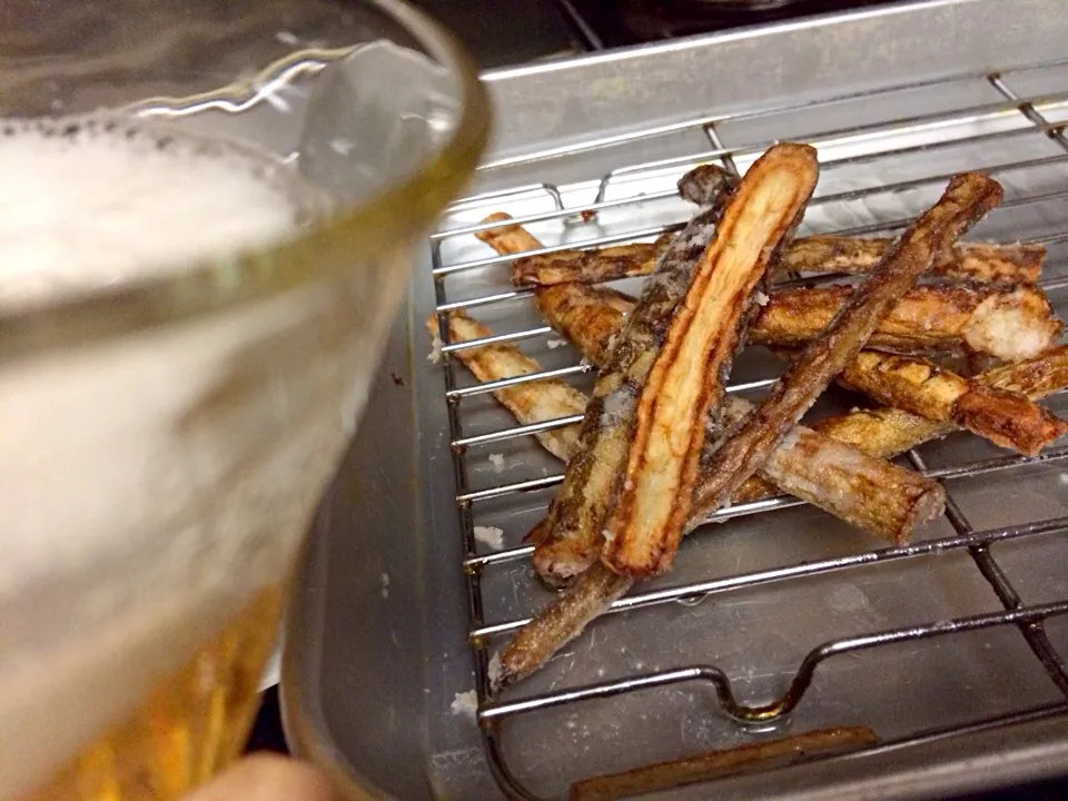 Snapdishの料理写真:牛蒡の唐揚げとビール|cinq（サンク）さん