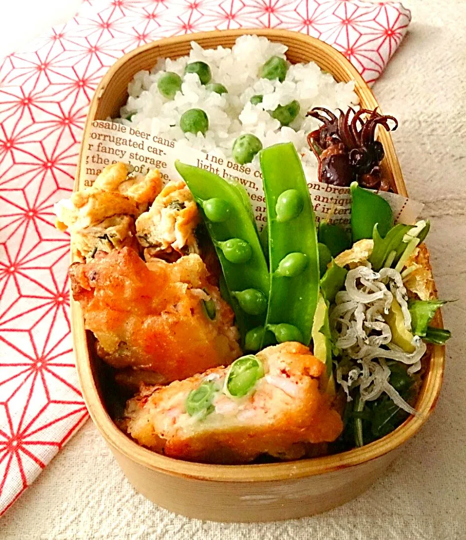 Snapdishの料理写真:生桜えびのかき揚げと豆ご飯弁当|とだともさん