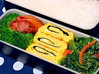 お弁当（ご飯、のり入り卵焼き。ほうれん草のごまあえ！ウインナー、ブロッコリー）|すーさん