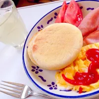 20歳迎えて初のお食事（笑）大好きなマフィンさん(*´꒳`*)ワンプレート朝ごはん♪♪|e r i n aさん