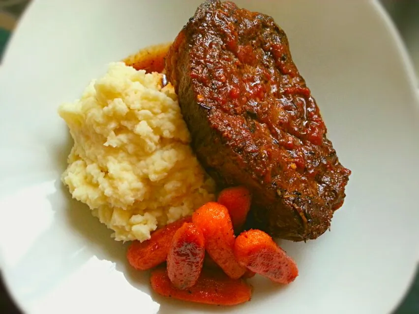 Balsamic Braised Beef with Honey Roasted Carrots and Cauliflower Potato Parsnip Puree|S Theoさん