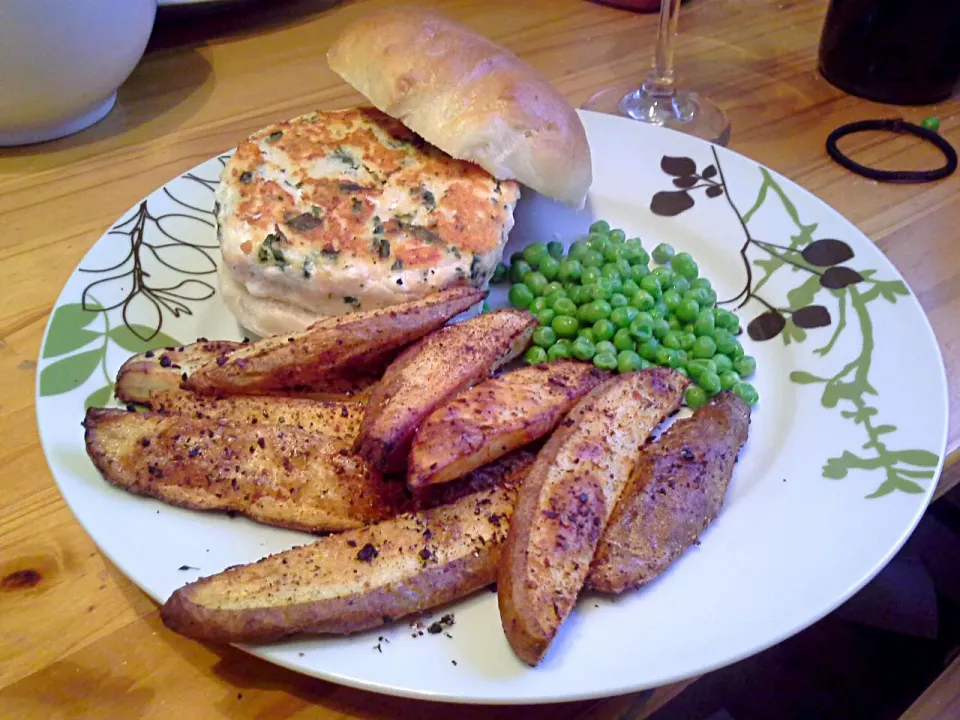 Salmon burgers and wedges|Fe's kitchenさん