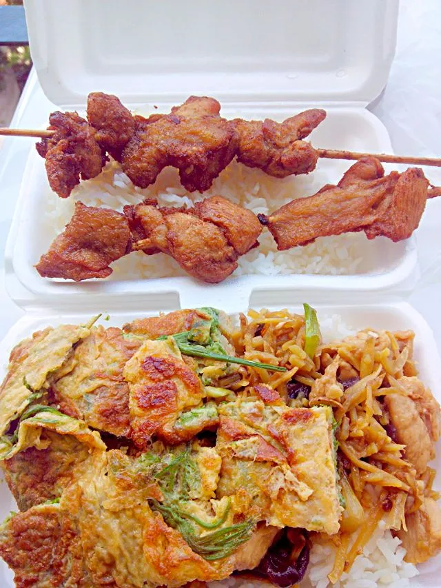 Snapdishの料理写真:芭提雅杂菜饭+炸鸡串|克里斯さん