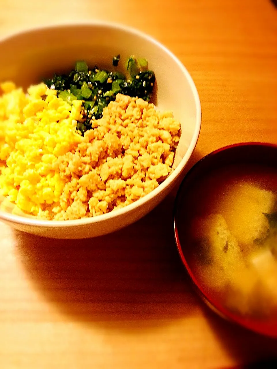 三色そぼろ丼
豆腐･油揚げ･ワカメの味噌汁|akiko🌈さん