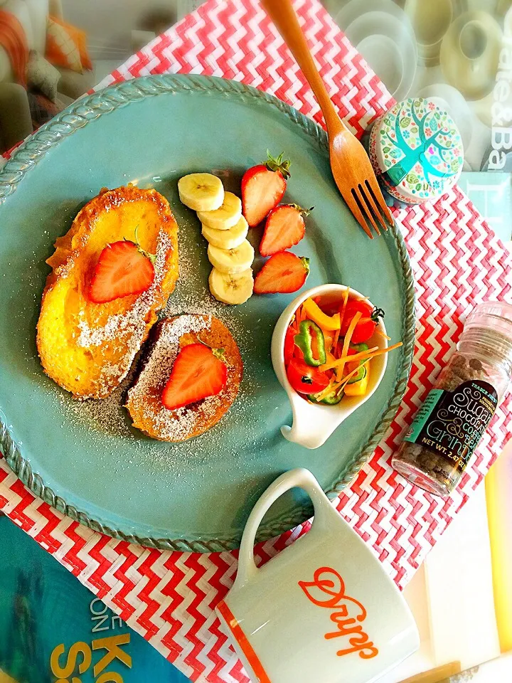 今朝はバケットの残りで
フレンチトースト🍓🍌🍴💕
作ってみました😋☕️💕 フレンチバケットですね😆|chieさん