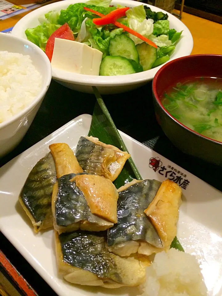 ランチは、鯖の塩焼きと野菜サラダ。

店長、どんぶりに、白飯、盛り過ぎ。^^;|Takashi H.さん