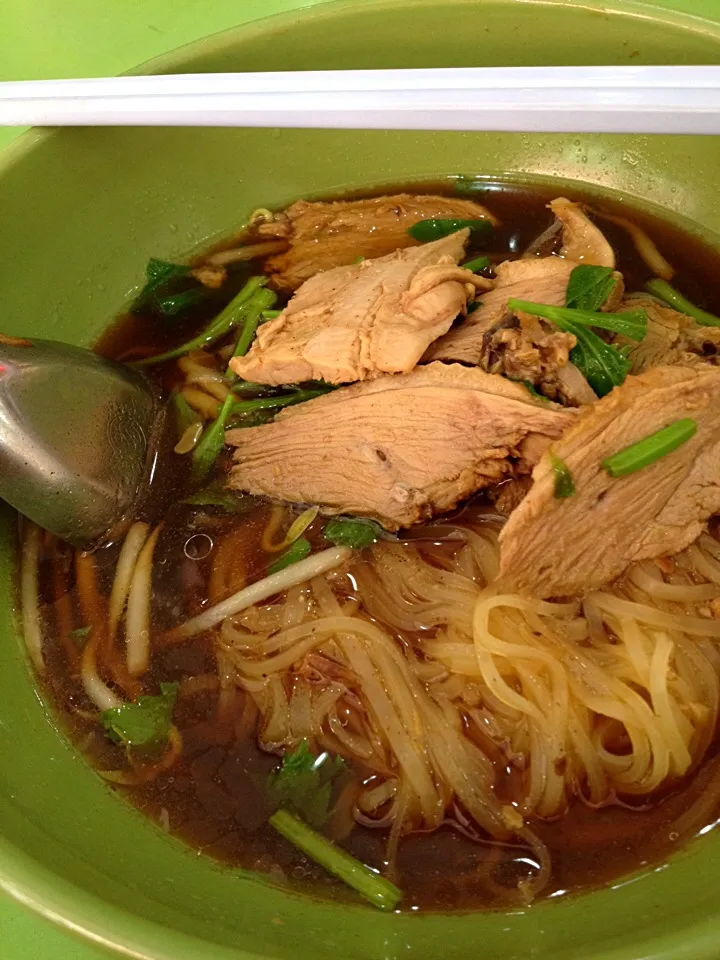 Duck noodle #เตี๋ยวเป็ดรสนิยม #ข้างโรงงานยาสูบ #เตี๋ยวเป็ดที่รักที่ชั้นฝันถึง #50ปี #พ่อแม่กินตั้งแต่ชั้นยังไม่เกิด #นี่จะสามสิบแล้ว #คือดี #คืออร่อย #ปลื้มปริ่|pear jeebpinyoさん