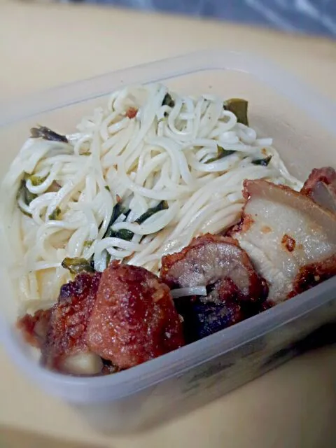 Snapdishの料理写真:fried pork mee sua with roasted sesame|Ahhuilah Chiaさん