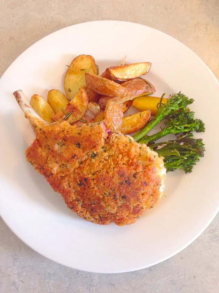 Crumbed pork cutlet, rosemary and garlic potatoes, oven roasted broccolini|Chrisy Hillさん