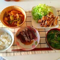 しらたきご飯、鶏肉の照り焼き、チキン煮込み、味噌汁、カツオたたき|ゆうかさん