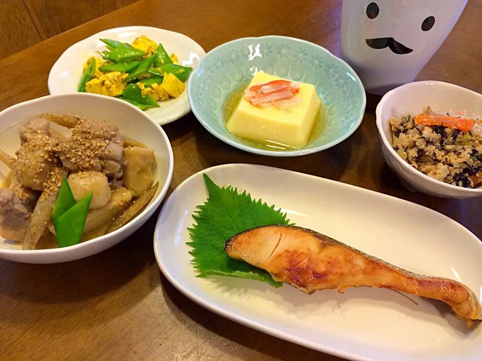 鮭のみりん焼き、鶏・里芋・牛蒡の胡麻味噌煮、お豆腐のカレーマリネ、たまご豆腐、卯の花|いく❤️さん