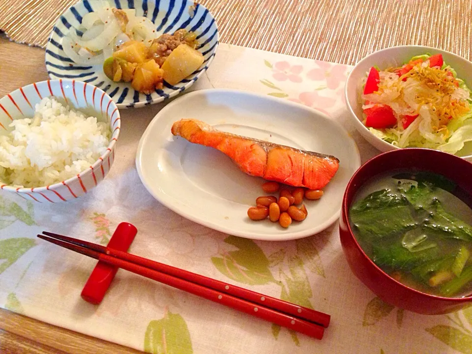 鮭、肉じゃが、大根の千切りサラダ、小松菜となめこの味噌汁、新玉ねぎのマスタード焼|まろさん