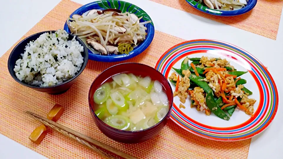 今日の夕食 椎茸ともやしとさわらの塩麹蒸し(ゆずこしょう添え)、絹さやの卵とじ、わかめごはん、豆腐とねぎの味噌汁|pinknari🐰🌈さん