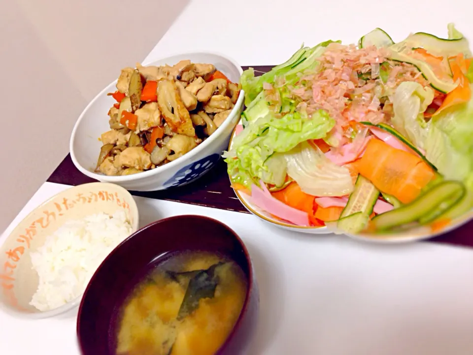 ご飯、味噌汁、鶏ささみの筑前煮風、リボンサラダ、手作り和風ドレッシング|ちびいさん