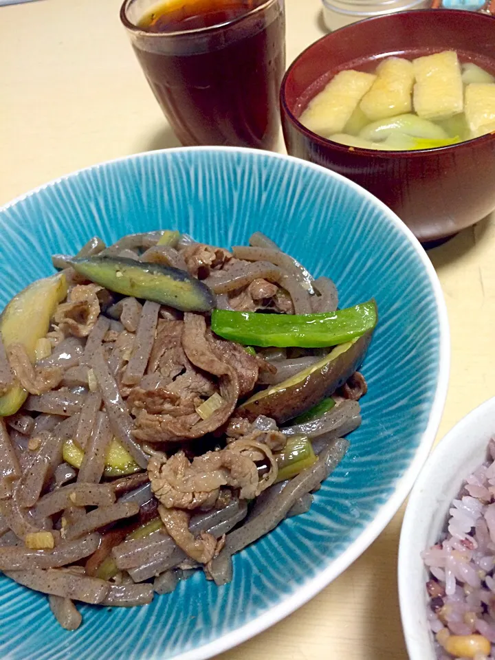 Snapdishの料理写真:牛肉と野菜のオイスター炒め、油揚げと青梗菜の鶏ガラスープ、十五穀米|はしもさん