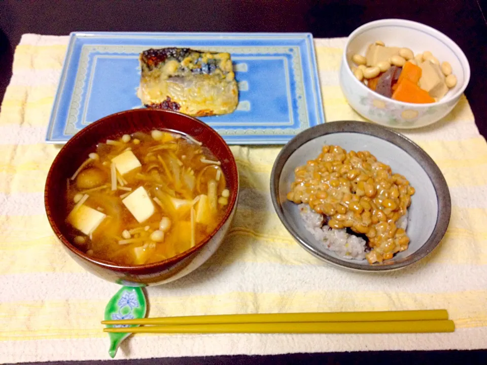 鯖の西京焼き、納豆ごはん、なめこのみそ汁、高野豆腐の煮物|miimaさん