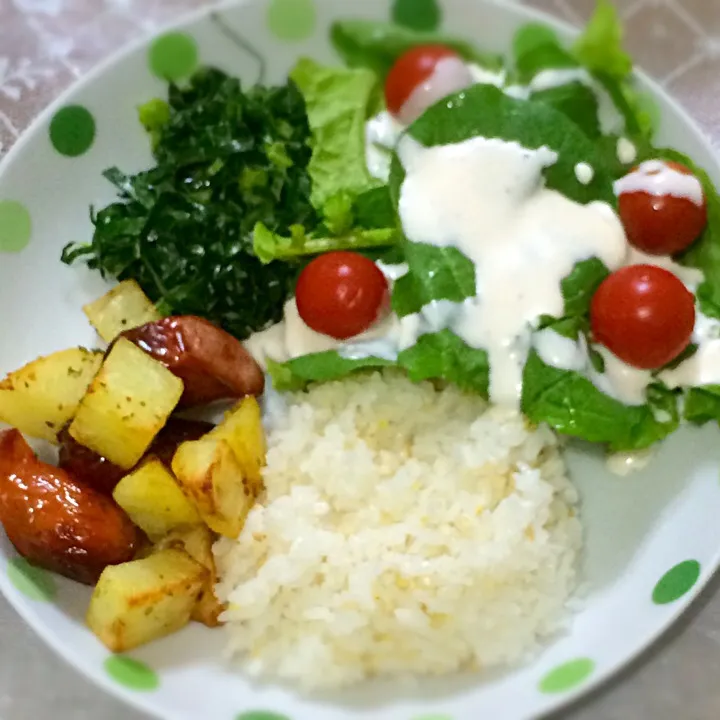 Janta de hoje - Arroz com quinoa + couve + batata assada com lingüiça e salada mista ( alface, rúcula e tomate )|Hérica Yamasumiさん