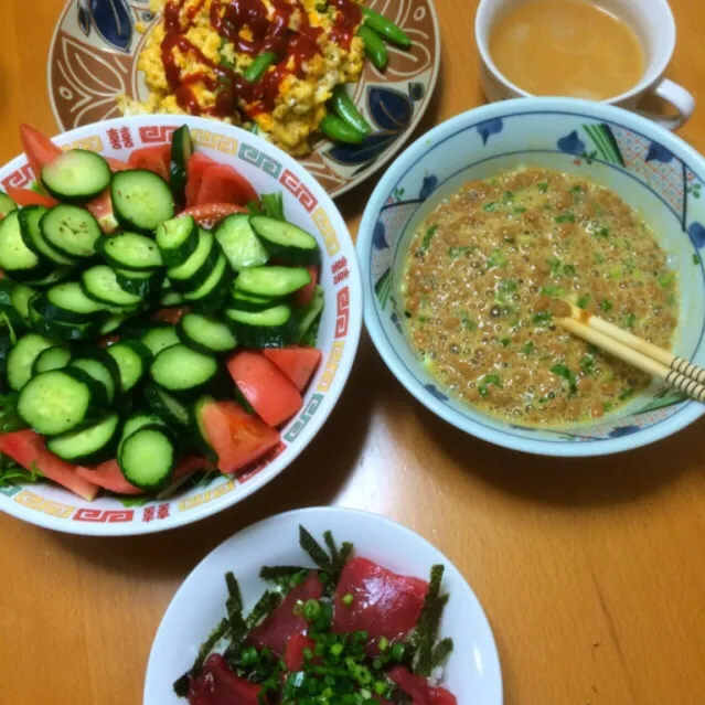 マグロ漬け丼、サラダ|お父ちゃんファミリーさん