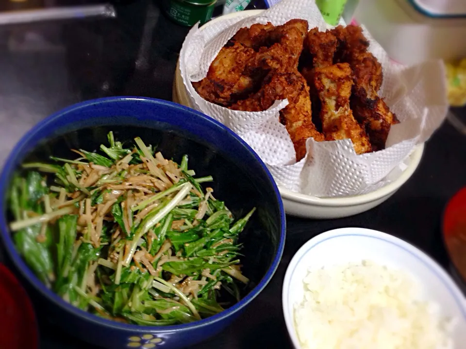 今日の晩ご飯は、手羽元の塩麹唐揚げ、焼きえのきと水菜のサラダ、とろろ昆布のお吸い物。|ゆえさん