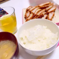 Snapdishの料理写真:とんかつとサラダと味噌汁|miyuさん