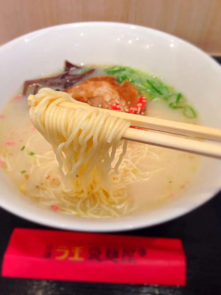 渋谷駅のホームでいただきました、日清食品ラ王の袋麺のとんこつ味。|田部 歩（たべ あゆむ）さん