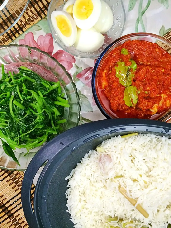 Basmati nasi lemak (coconut milk rice) served with prawn sambal, spinach and eggs|12Dragonさん