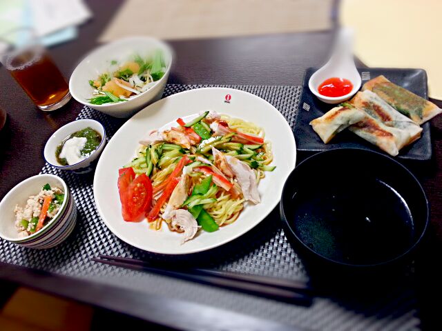 冷やし中華 ささみと大葉チーズの焼き春巻き 水菜と新玉ねぎのサラダ 小松菜の白和え とろろめかぶ ワカメの中華スープ Rinko Snapdish スナップディッシュ Id Y8ftma