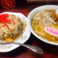 Snapdishの料理写真:ラーメン＋半チャーハン|まさぽんさん