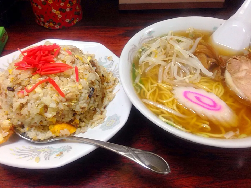 Snapdishの料理写真:ラーメン＋半チャーハン|まさぽんさん