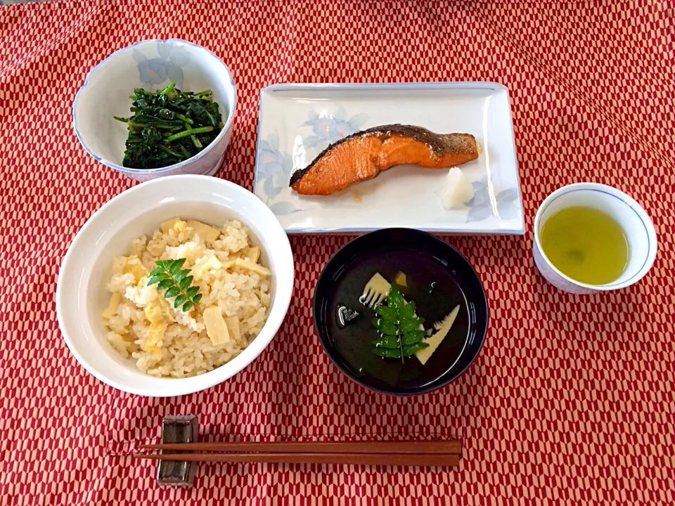 Snapdishの料理写真:ほうれん草の胡麻和え✳︎たけのこご飯✳︎鮭の照り焼き✳︎わかたけ汁|とっとこさん