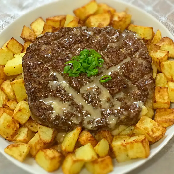 Jantinha básica - bolo de carne com queijo e batatas 😋|Hérica Yamasumiさん