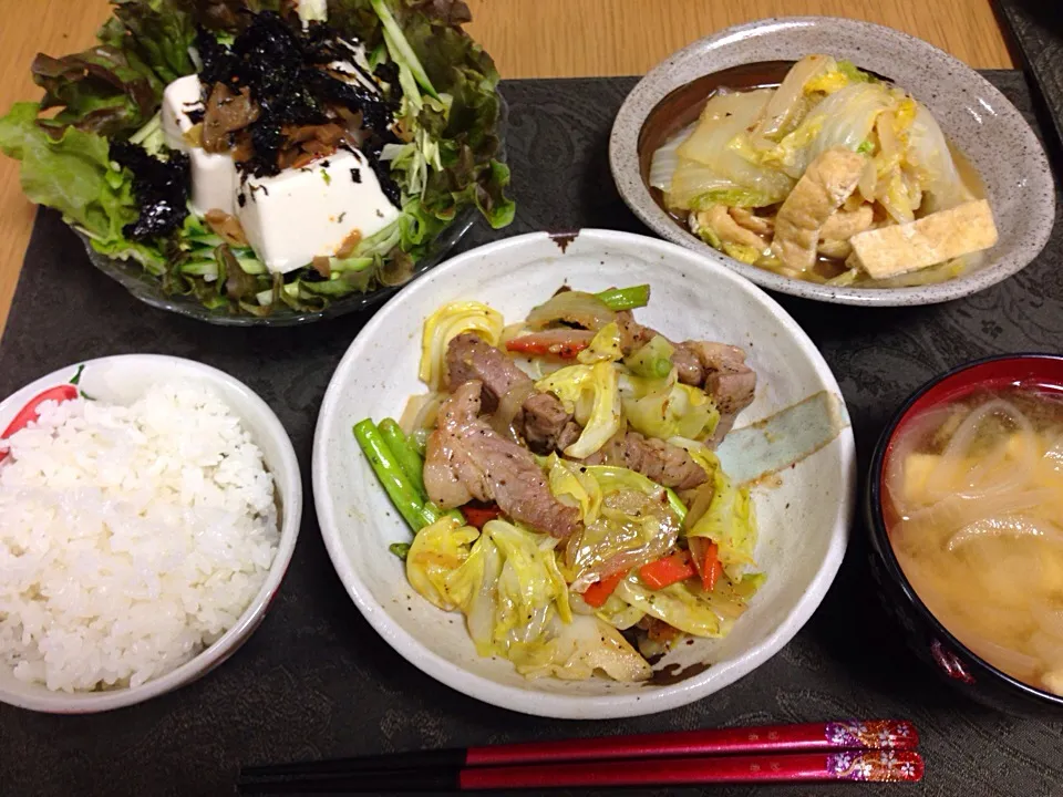 豚と春キャベツのガーリックアンチョビ炒め、白菜とお揚げさんの炒め煮、搾菜と豆腐のサラダ、お味噌汁。|Angie44さん