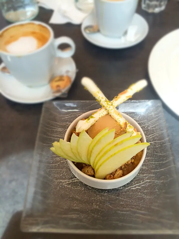 Apple crumble w/caramel ice-cream|T.T.S✌さん