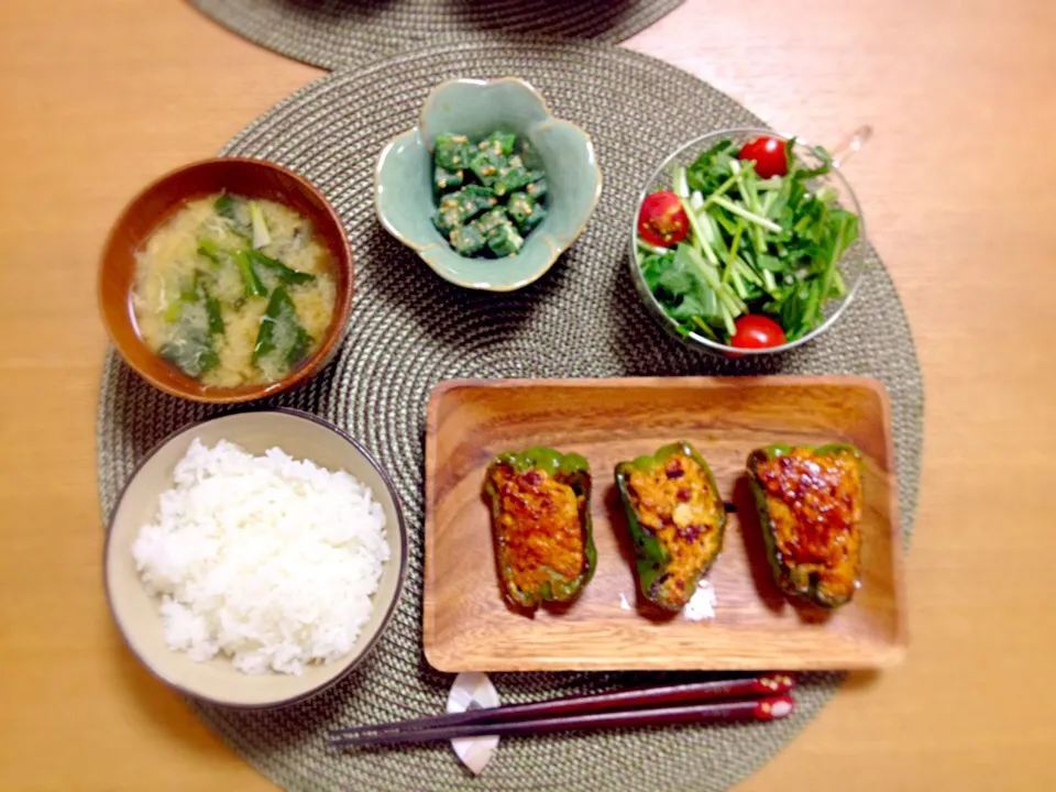 ピーマン肉詰め照り焼き、オクラの胡麻和え、サラダ、味噌汁|sayuさん