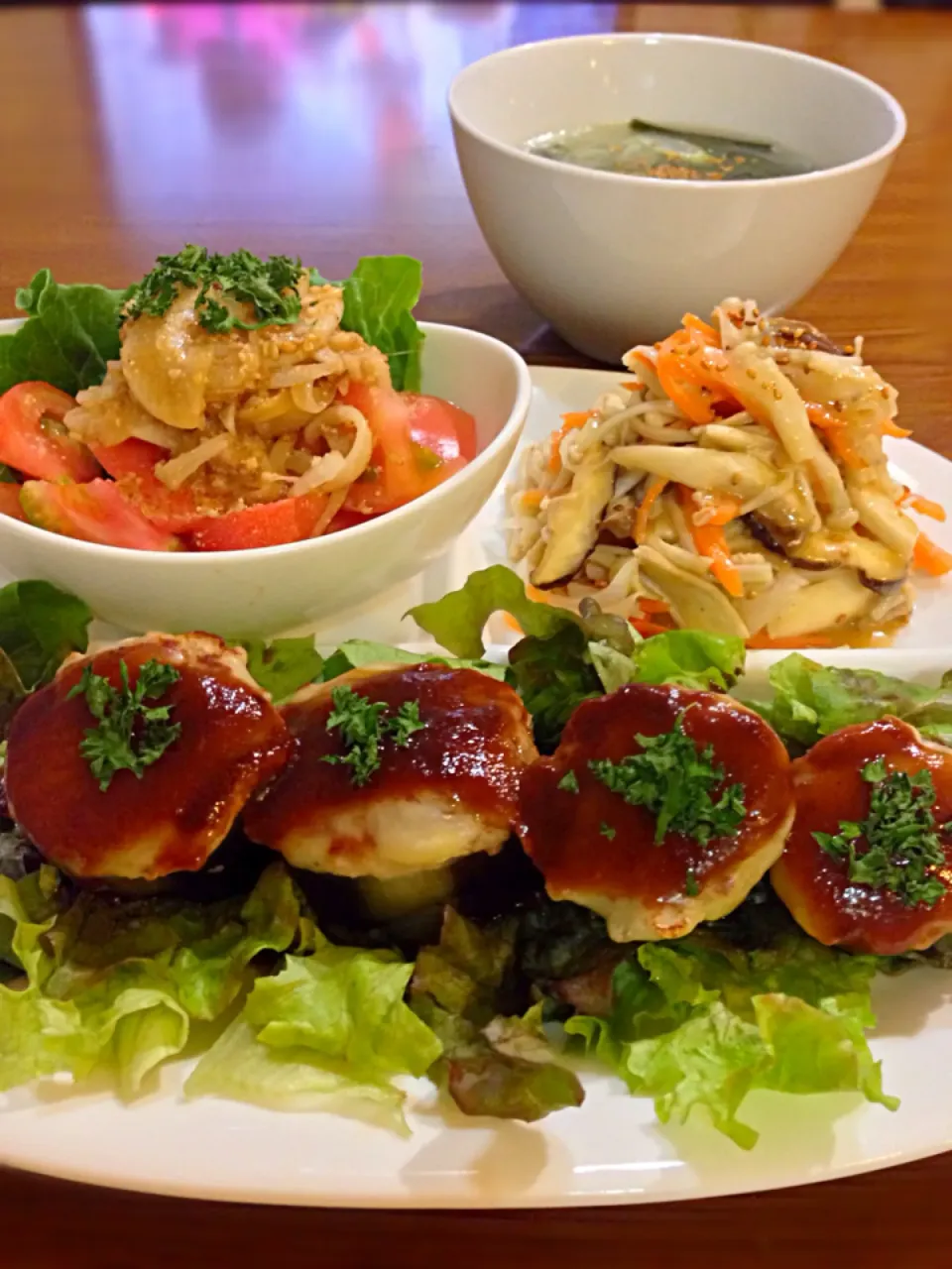 ⭐️茄子の肉詰めチーズ焼き ⭐️きのこのサラダ 玉ねぎドレッシング ⭐️新玉ねぎとトマトの胡麻サラダ ⭐️わかめとネギのジンジャースープ|よっちぃさん